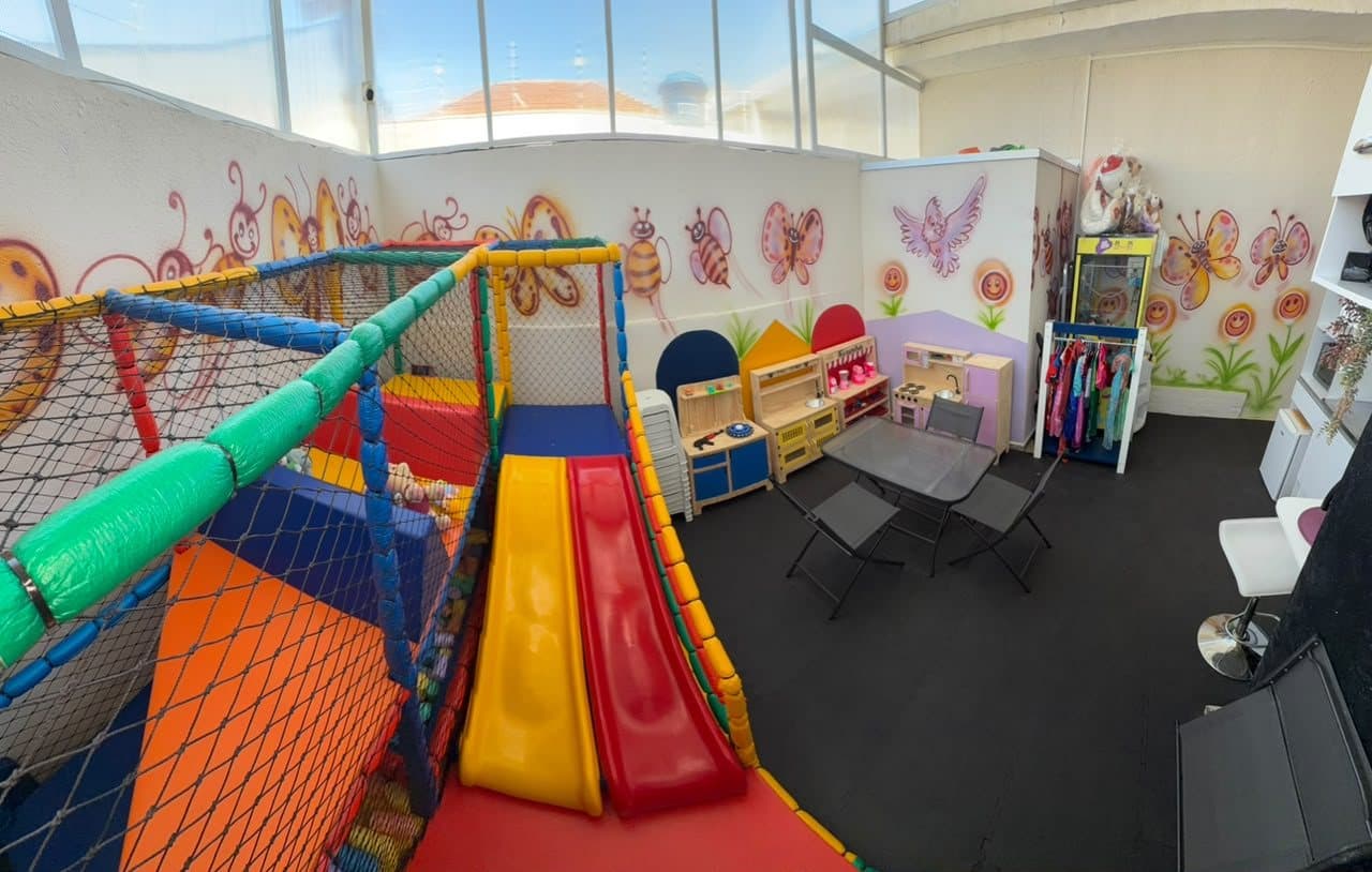 Cantinho de brincar do Espaço Kids, com cozinha de brinquedo e mesa infantil
