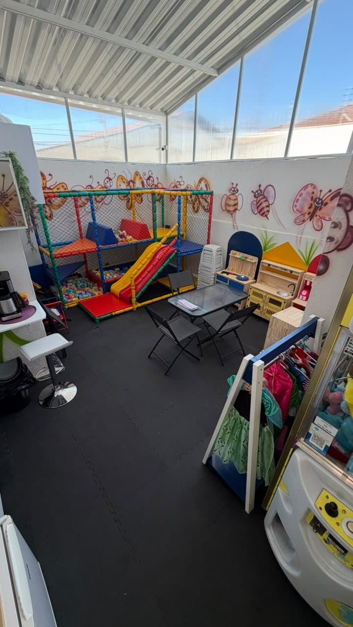 Playground do Espaço Kids, com piscina de bolinhas e escorregador