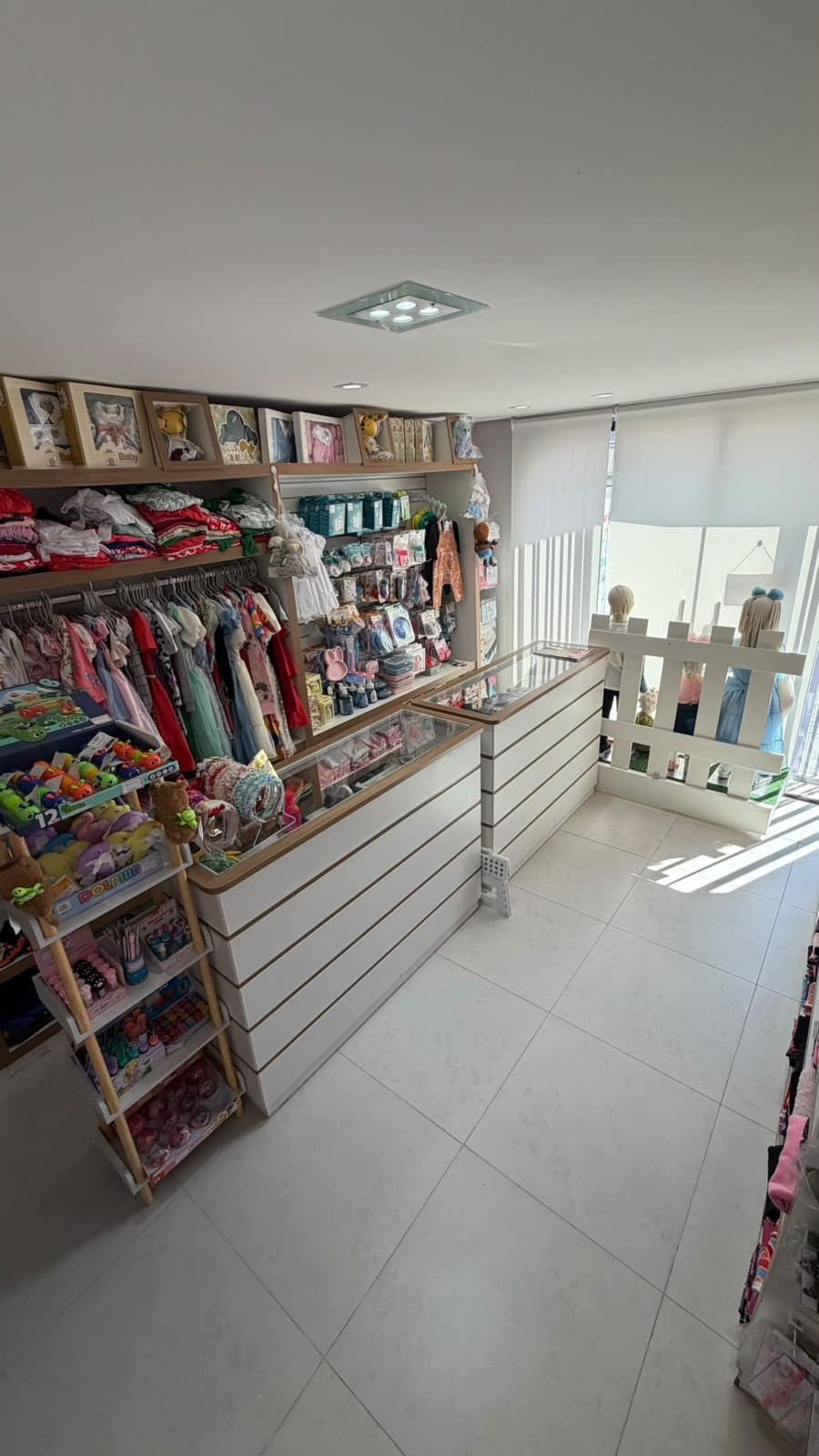 Balcão da Loja Infantil com vitrine de acessórios e brinquedos