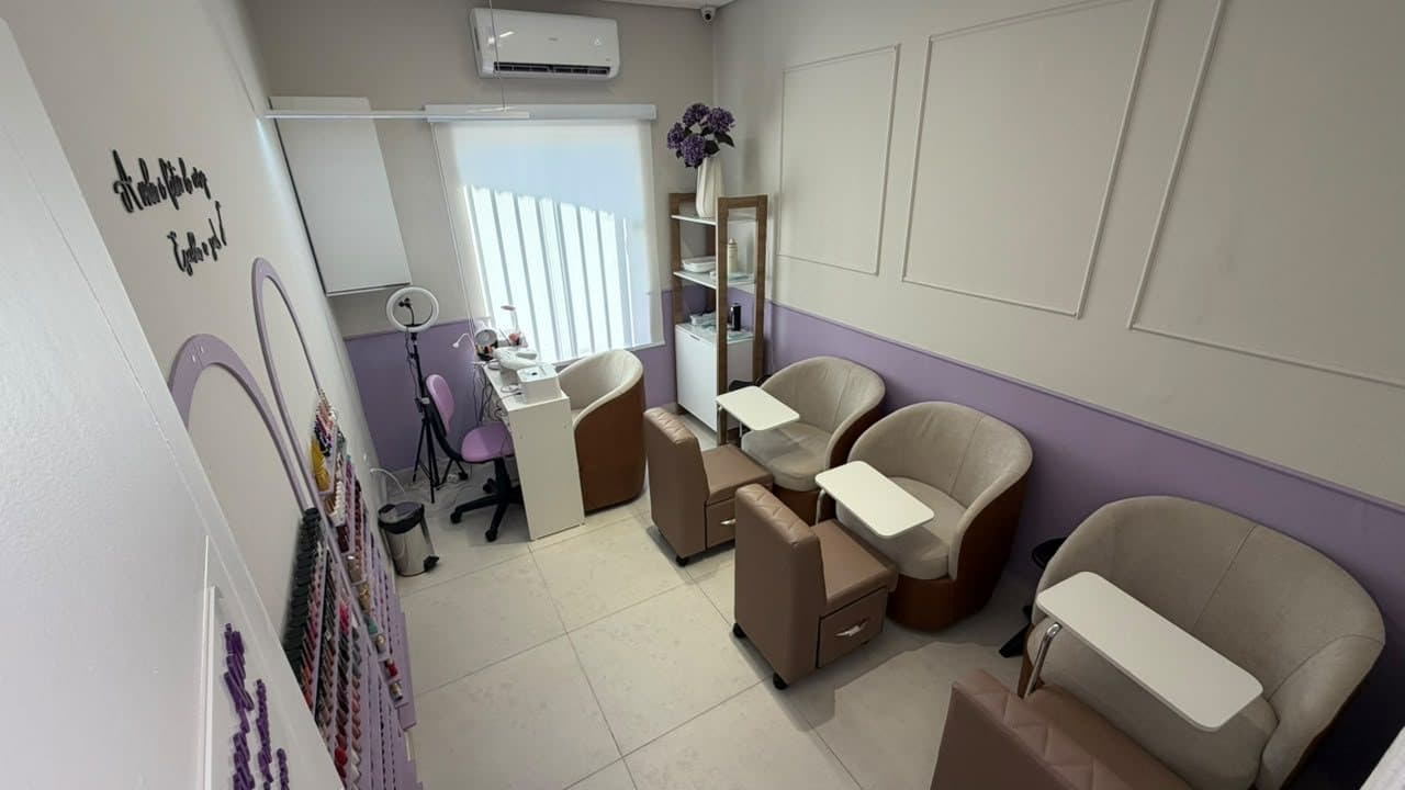 Sala de manicure e pedicure, com poltronas de spa e mesas individuais